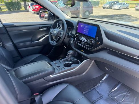 Used 2023 Toyota Highlander XLE FWD image 16