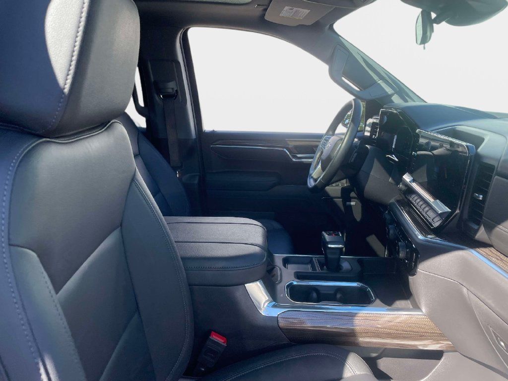 Used 2025 Chevrolet Silverado 1500 LT Trail Boss w/ Convenience Package II AWD/4WD image 10