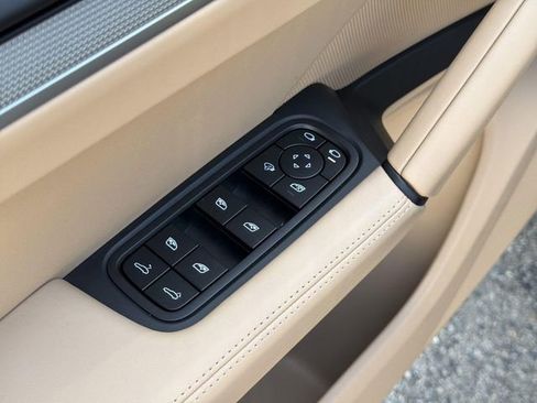 Used 2025 Porsche Cayenne Coupe AWD/4WD image 23