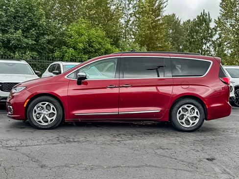 Used 2023 Chrysler Pacifica Limited FWD image 6