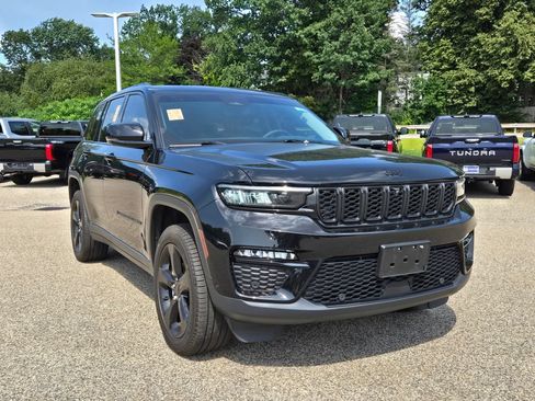 Used 2023 Jeep Grand Cherokee Limited w/ Luxury Tech Group II AWD/4WD image 8