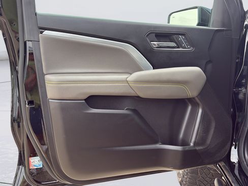 Used 2024 Chevrolet Colorado ZR2 w/ ZR2 Convenience Package III AWD/4WD image 19