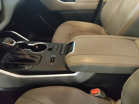 Used 2021 Toyota Highlander LE FWD image 26