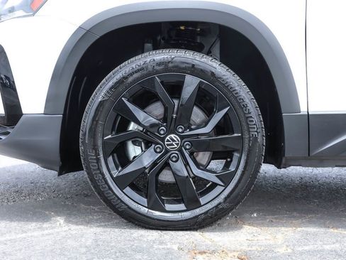 Used 2023 Volkswagen Taos SE w/ Black Wheel Package FWD image 16