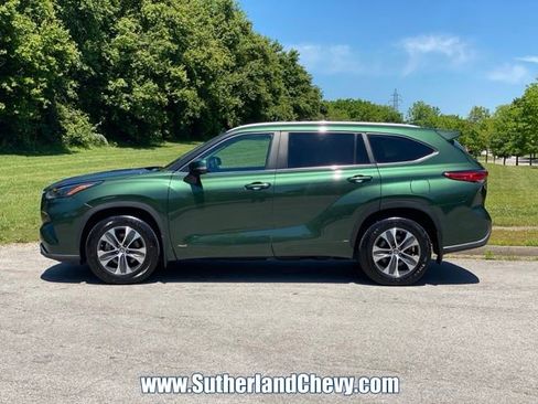 Used 2023 Toyota Highlander XLE AWD/4WD image 4