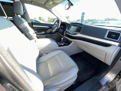 Used 2016 Toyota Highlander XLE FWD image 28