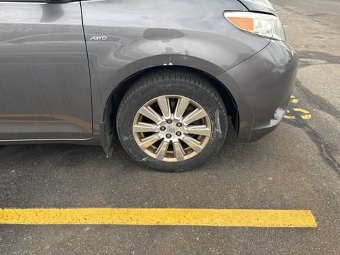 Used 2017 Toyota Sienna XLE image 9