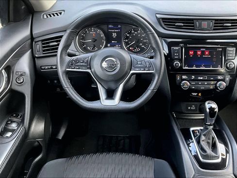 Used 2019 Nissan Rogue SV image 17