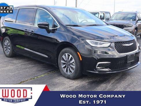 Used 2024 Chrysler Pacifica Select image 1