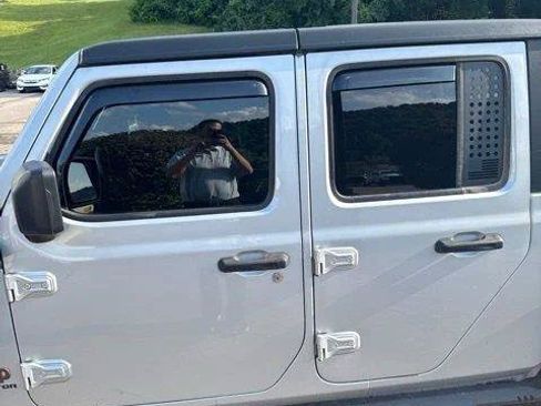 Used 2022 Jeep Gladiator Mojave w/ Cold Weather Group AWD/4WD image 5