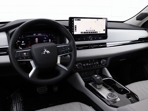 Used 2025 Mitsubishi Outlander AWD image 36