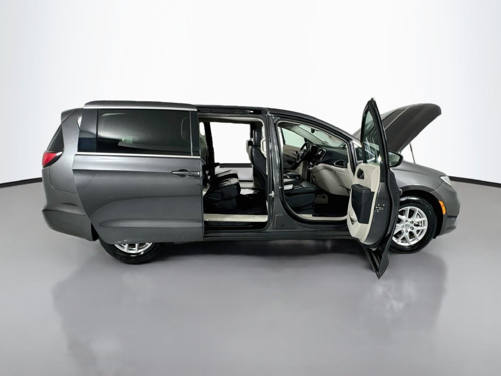 Used 2023 Chrysler Pacifica Touring-L FWD image 26