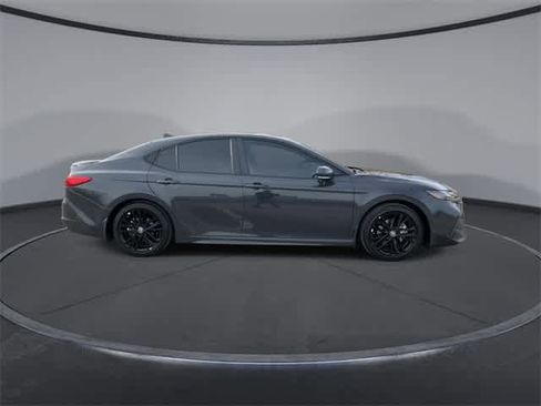Used 2025 Toyota Camry SE image 9