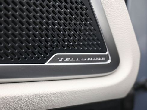 Used 2024 Kia Telluride EX w/ EX Captain's Chair Package image 32