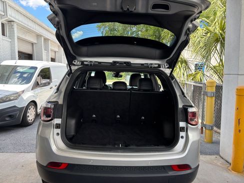 Used 2025 Jeep Compass Limited image 31