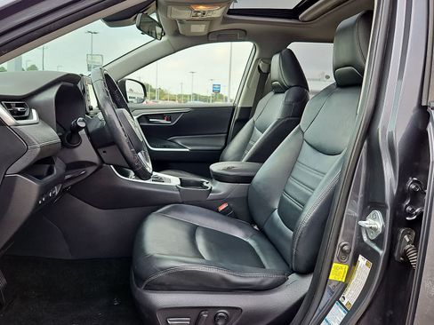 Used 2019 Toyota RAV4 XLE Premium w/ Cold Weather Package AWD/4WD image 25