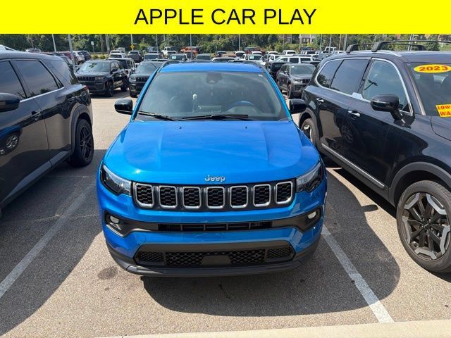 Used 2025 Jeep Compass Latitude AWD/4WD image 2