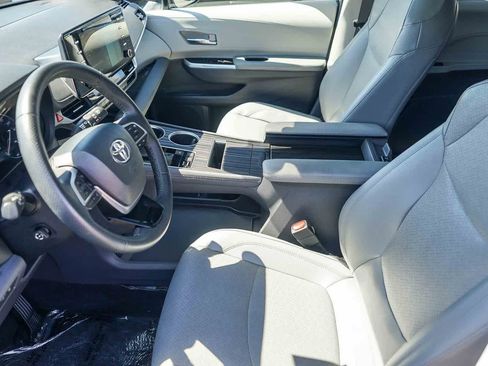 Used 2022 Toyota Sienna Limited FWD image 15