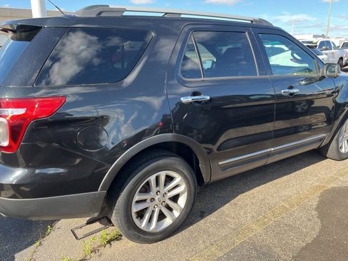 Used 2014 Ford Explorer XLT w/ Equipment Group 202A AWD/4WD image 14