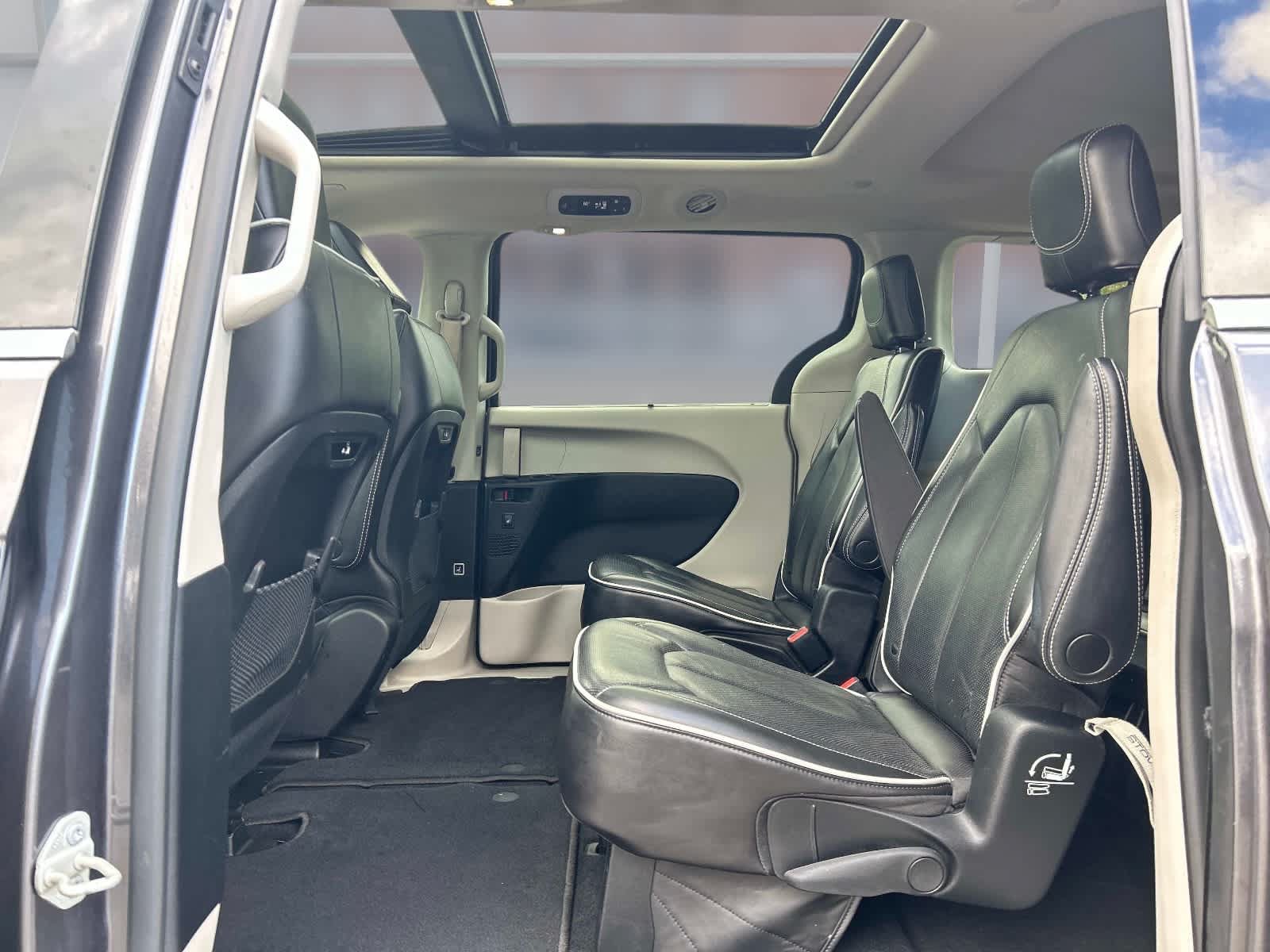 Used 2023 Chrysler Pacifica Limited FWD image 19