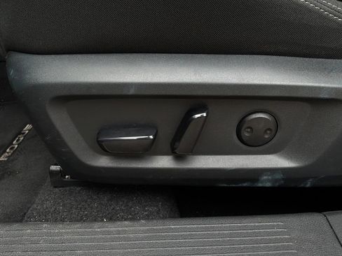 Used 2025 Nissan Rogue SV FWD image 11