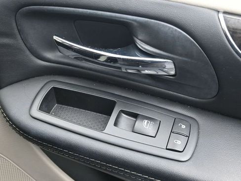 Used 2014 Chrysler Town & Country Touring image 15