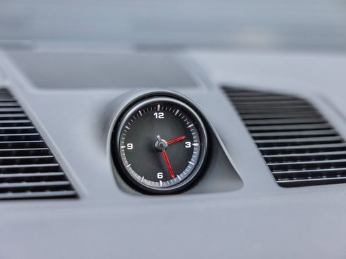 Certified 2023 Porsche Cayenne Platinum Edition image 18