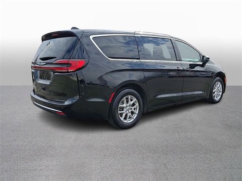 Used 2024 Chrysler Pacifica Touring-L image 4
