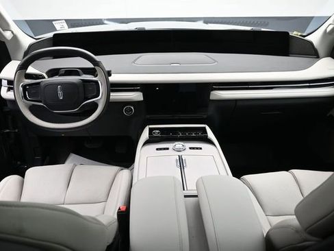 Certified 2025 Lincoln Navigator Reserve AWD/4WD image 24