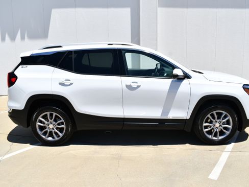 Used 2024 GMC Terrain SLT w/ Infotainment Package II AWD/4WD image 5