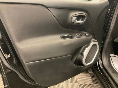 Used 2018 Jeep Renegade Latitude w/ Cold Weather Group image 13