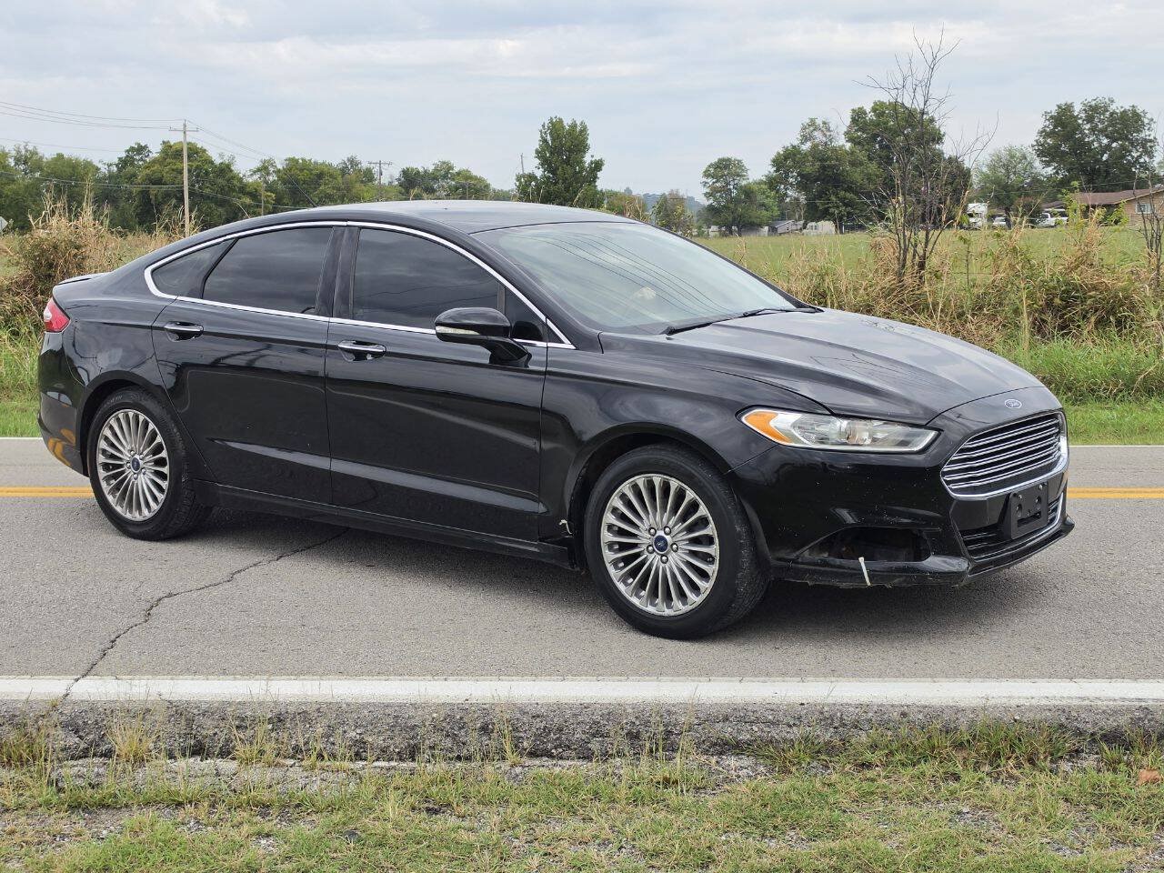 Used 2016 Ford Fusion Titanium FWD image 2