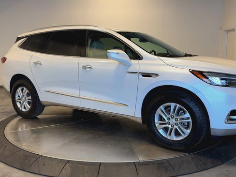 Used 2018 Buick Enclave Essence image 2