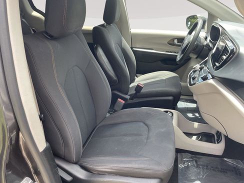 Used 2017 Chrysler Pacifica Touring FWD image 26