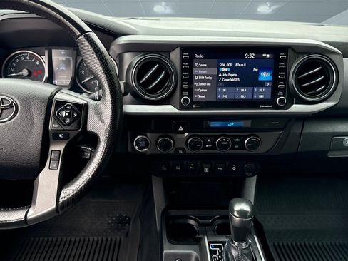 Used 2021 Toyota Tacoma TRD Off-Road w/ Technology Package AWD/4WD image 17