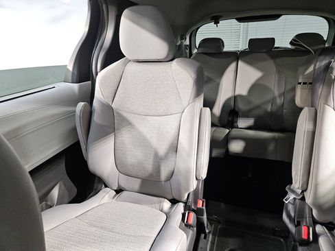 Used 2025 Toyota Sienna LE FWD image 12