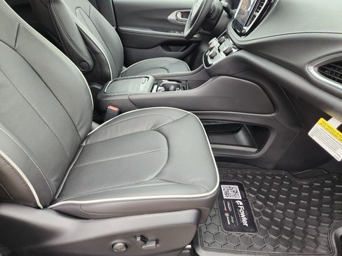 New 2026 Chrysler Pacifica Limited image 11