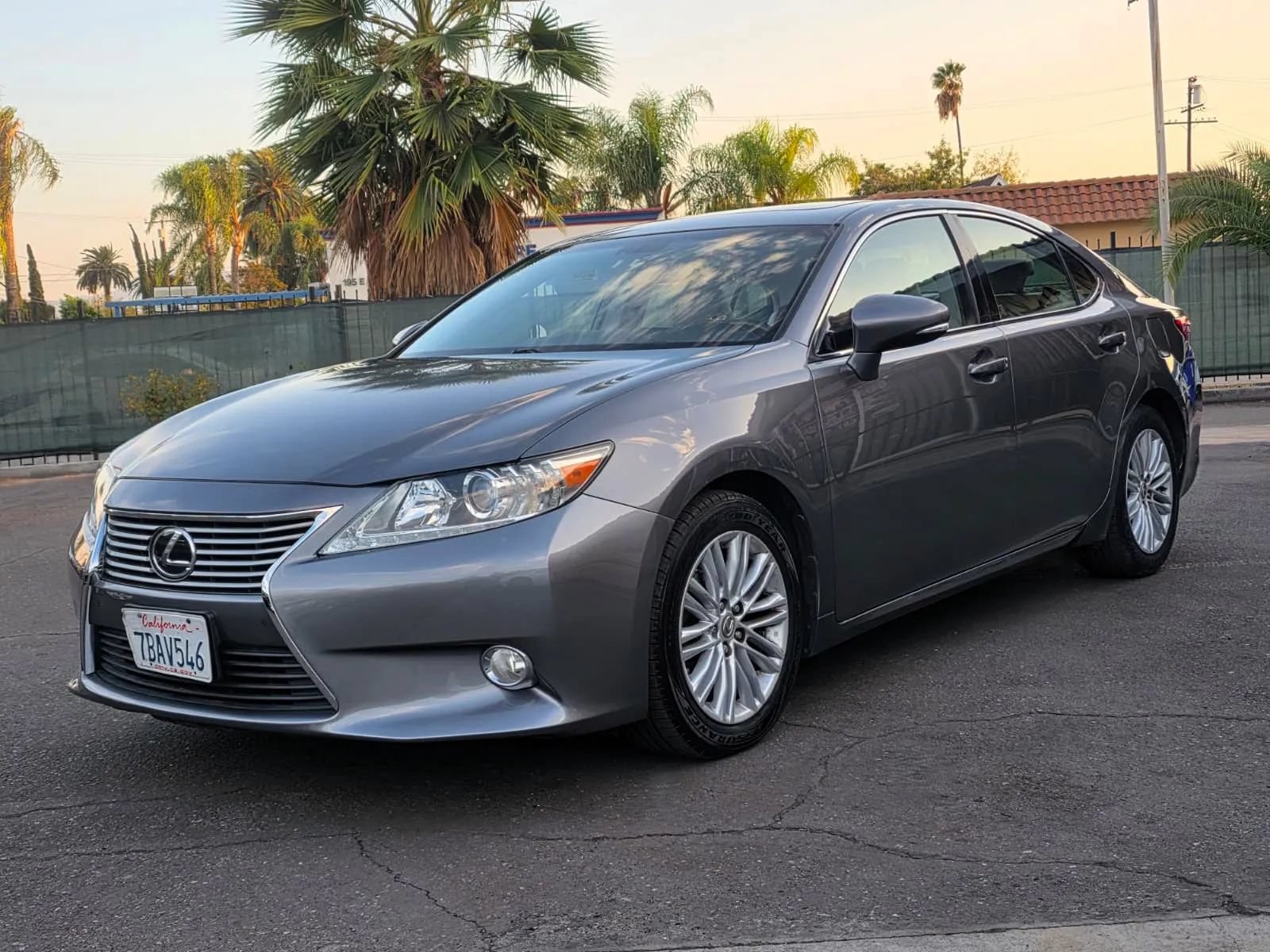 Used 2013 Lexus ES 350 w/ Luxury Pkg FWD image 1