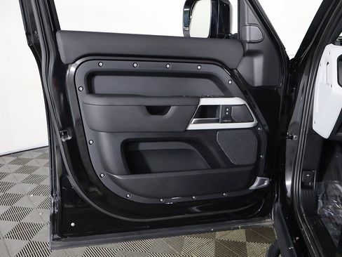 Used 2024 Land Rover Defender 110 SE image 24