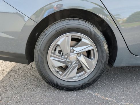 Certified 2024 Hyundai Elantra SE FWD image 23