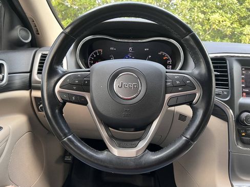 Used 2020 Jeep Grand Cherokee Laredo AWD/4WD image 24