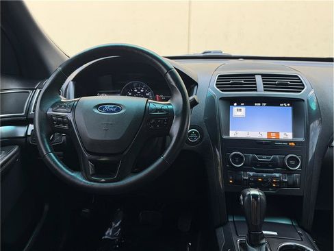 Used 2019 Ford Explorer XLT w/ Equipment Group 201A FWD image 17