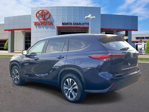 Used 2023 Toyota Highlander XLE FWD image 4