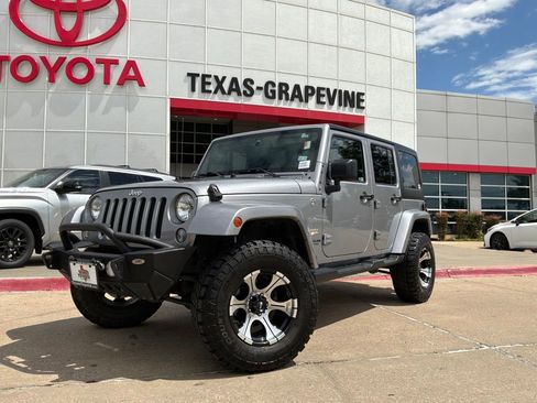 Used 2015 Jeep Wrangler Unlimited Sahara w/ Connectivity Group AWD/4WD image 2