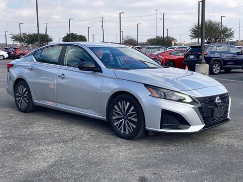 Used 2024 Nissan Altima 2.5 SV image 3