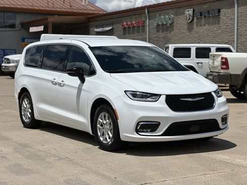 New 2025 Chrysler Pacifica Select image 1
