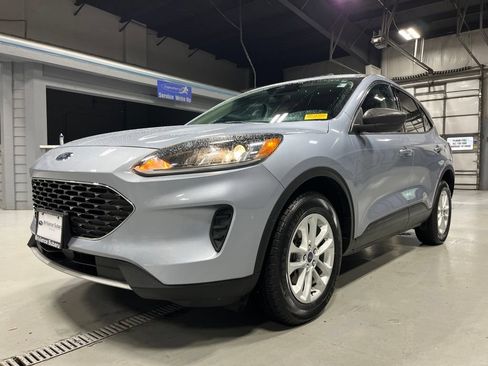 Used 2022 Ford Escape SE w/ Cold Weather Package AWD/4WD image 3