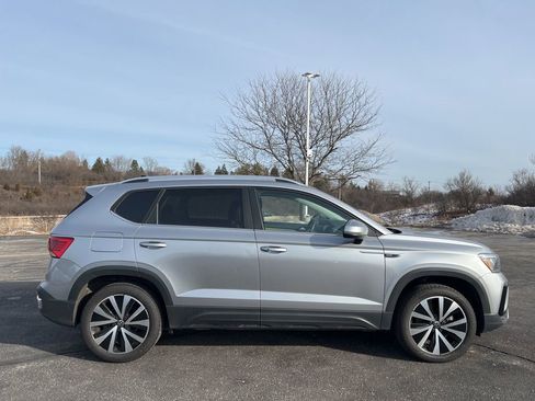 Used 2024 Volkswagen Taos SE image 3