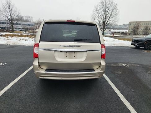 Used 2016 Chrysler Town & Country Touring w/ Driver Convenience Group image 4