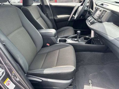 Used 2018 Toyota RAV4 LE FWD image 11